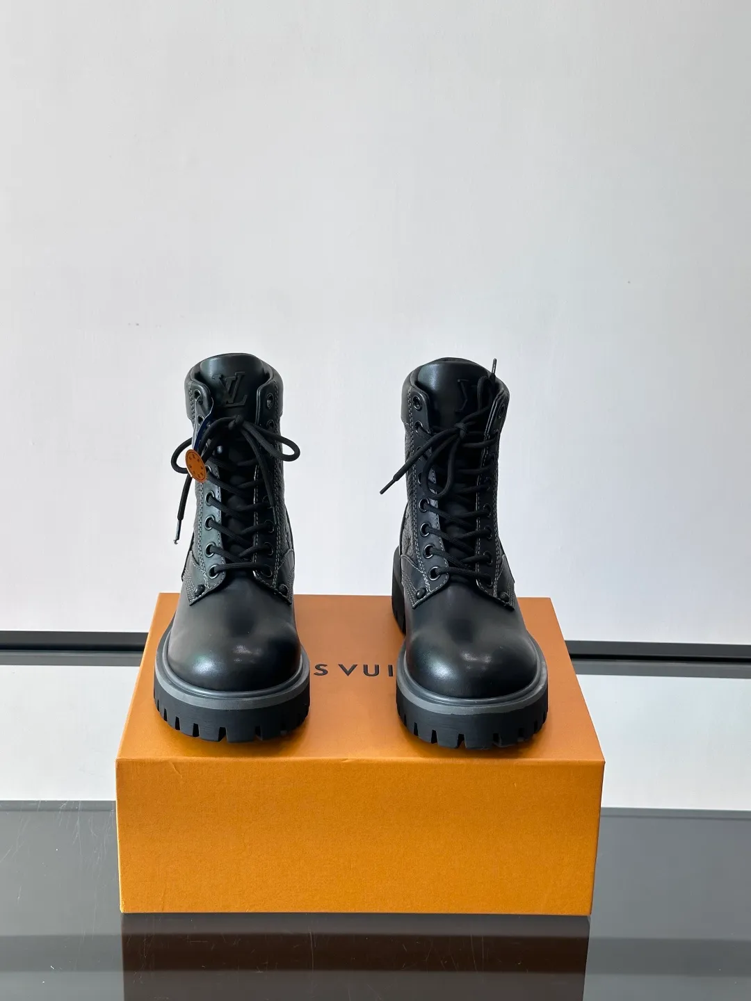 [L Home] Top P: 920💰 Size: 39-44 (45 can be customized) LOUIS VUITTON Louis Vuitton ss25 LV Donkey brand new thick-soled lace-up big-toe shoes men's casual shoes high-top short boots. These boots are crafted from top-grain calf leather for a lightweight and comfortable fit. The thick EVA outsole is embellished with eye-catching ridges, and the trendy attitude of being both strong and soft makes it an everyday choice. ✔Upper: imported first-layer cowhide ✔Lining: cowhide ✔Outsole: original molded outsole